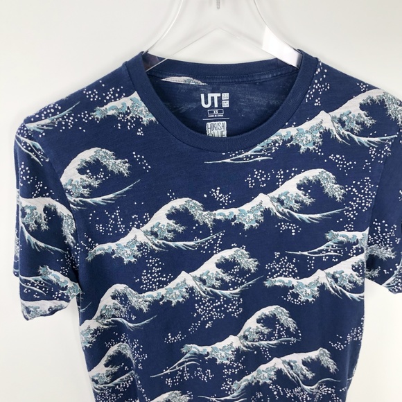 Uniqlo x Hokusai Blue Japanese Giant Waves Graphic - Picture 3 of 8